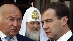 Zleva Jurij Lukov, patriarcha ví Rusi Kyrill a prezident Dmitrij Medvedv